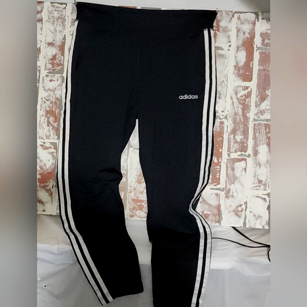 Adidas pants size Medium. Gently used